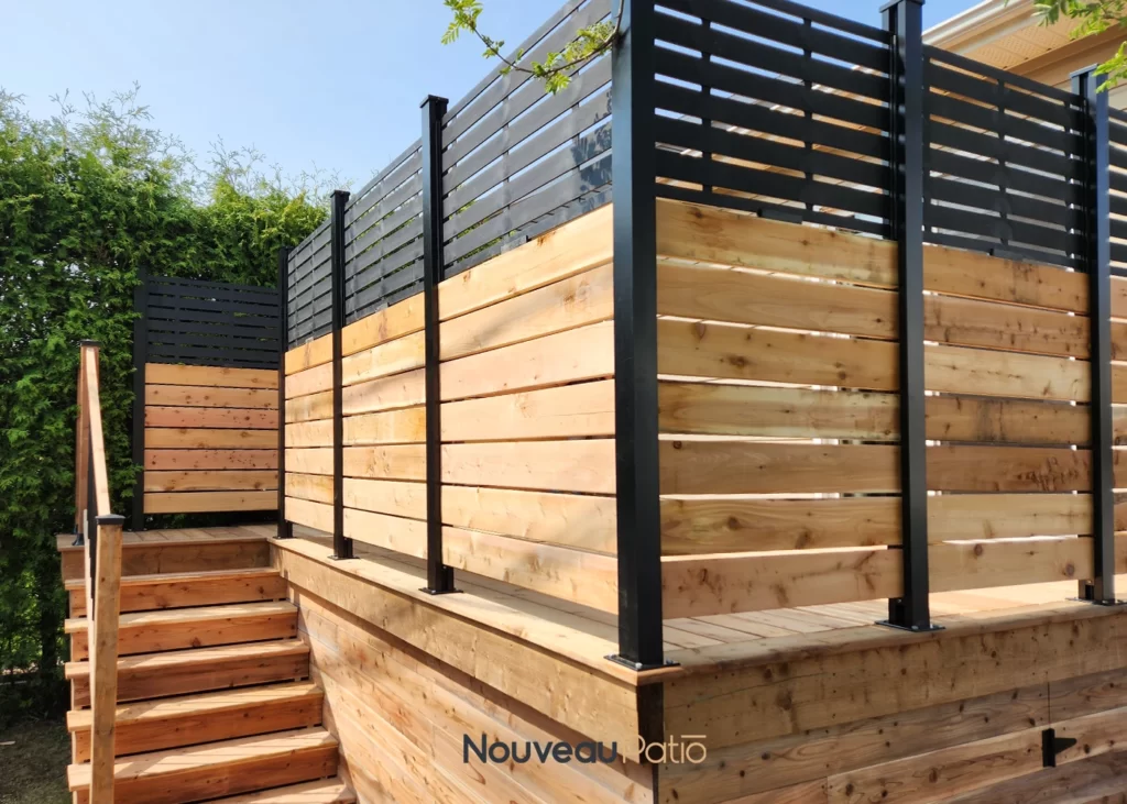 Patio en bois traite avec panneau intimitee nouveau patio laurentides 3