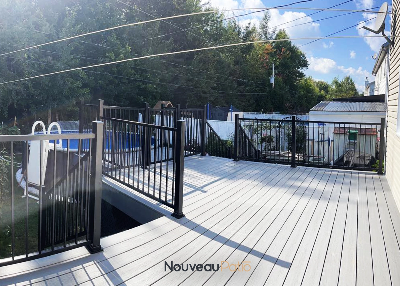 Nouveau patio composite porte piscine rampe noire 1