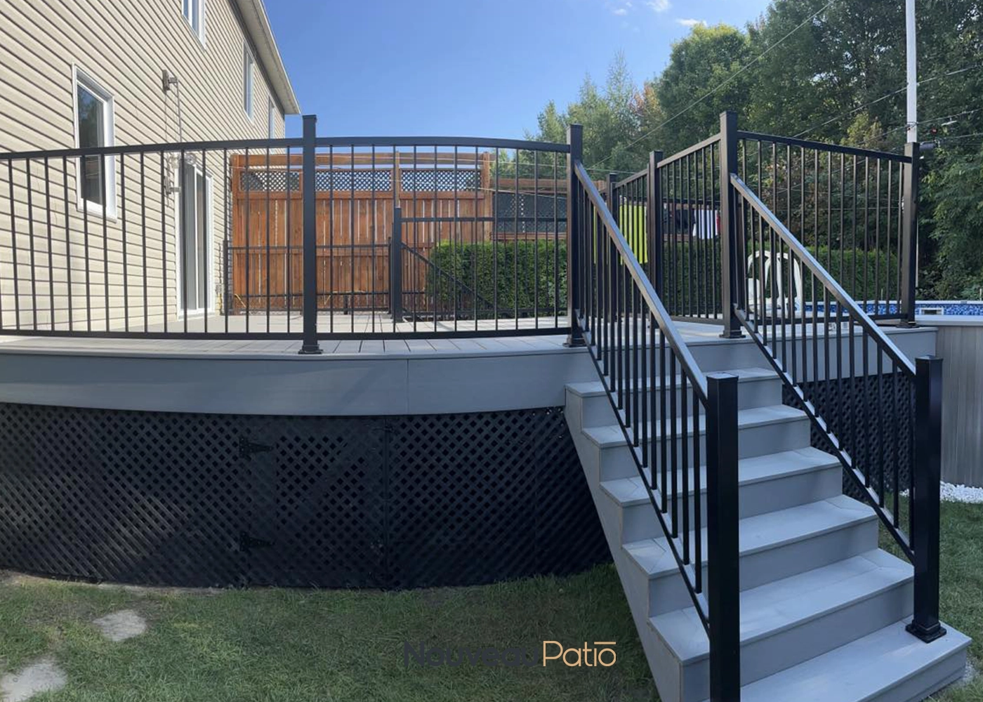 Nouveau patio composite porte piscine rampe noire 2
