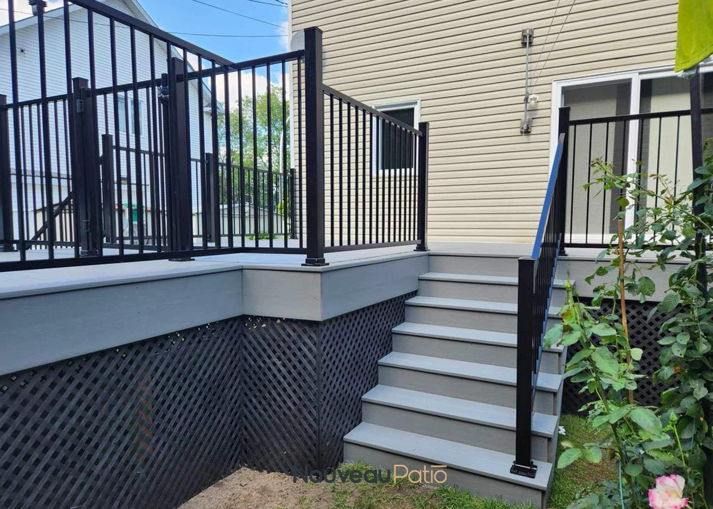 Nouveau patio composite porte piscine rampe noire 3