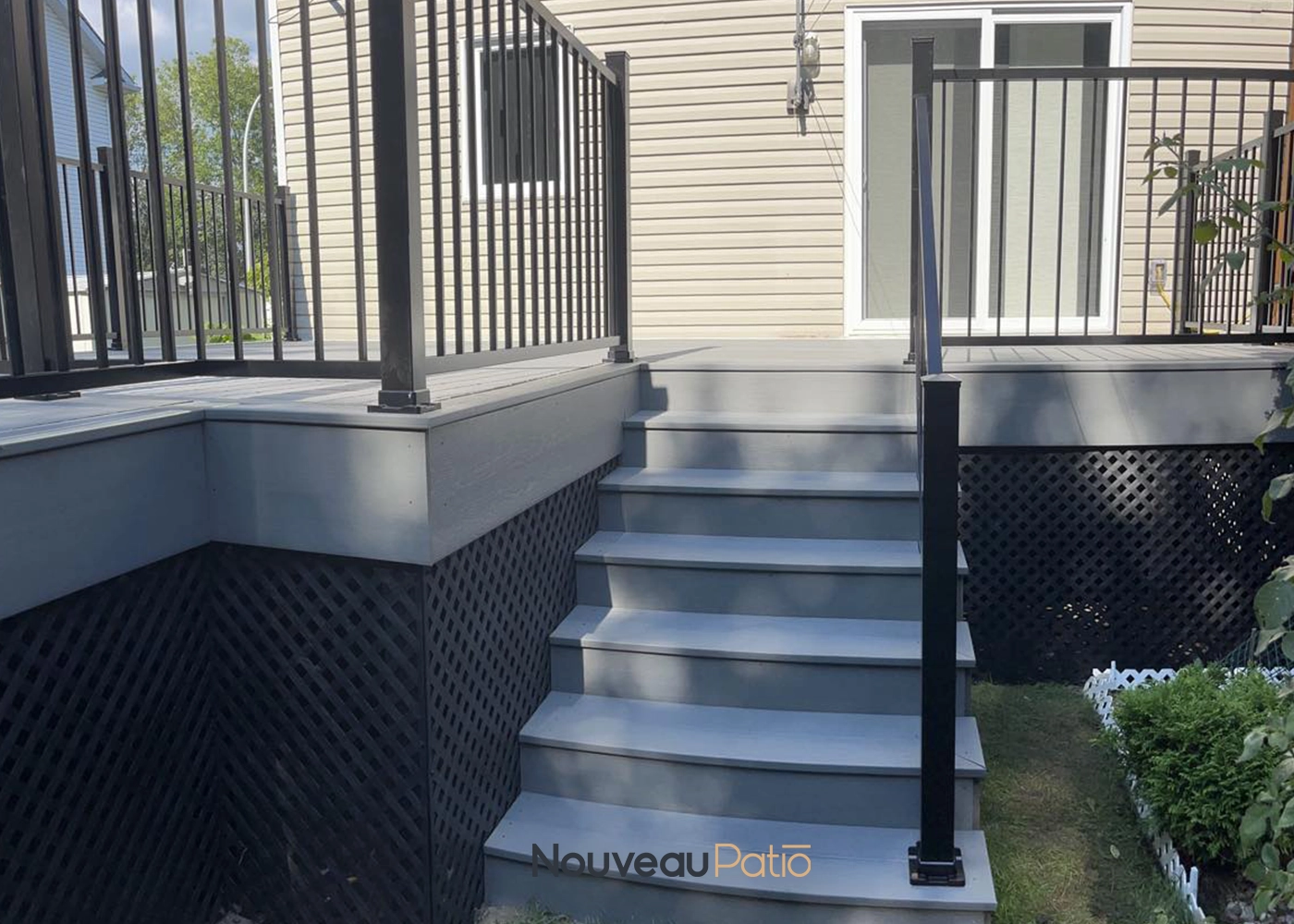 Nouveau patio composite porte piscine rampe noire 4