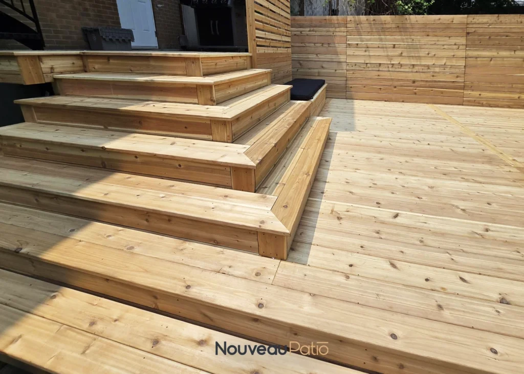 construction-patio-bois-montreal-cedre-rouge-sur-pieux-1
