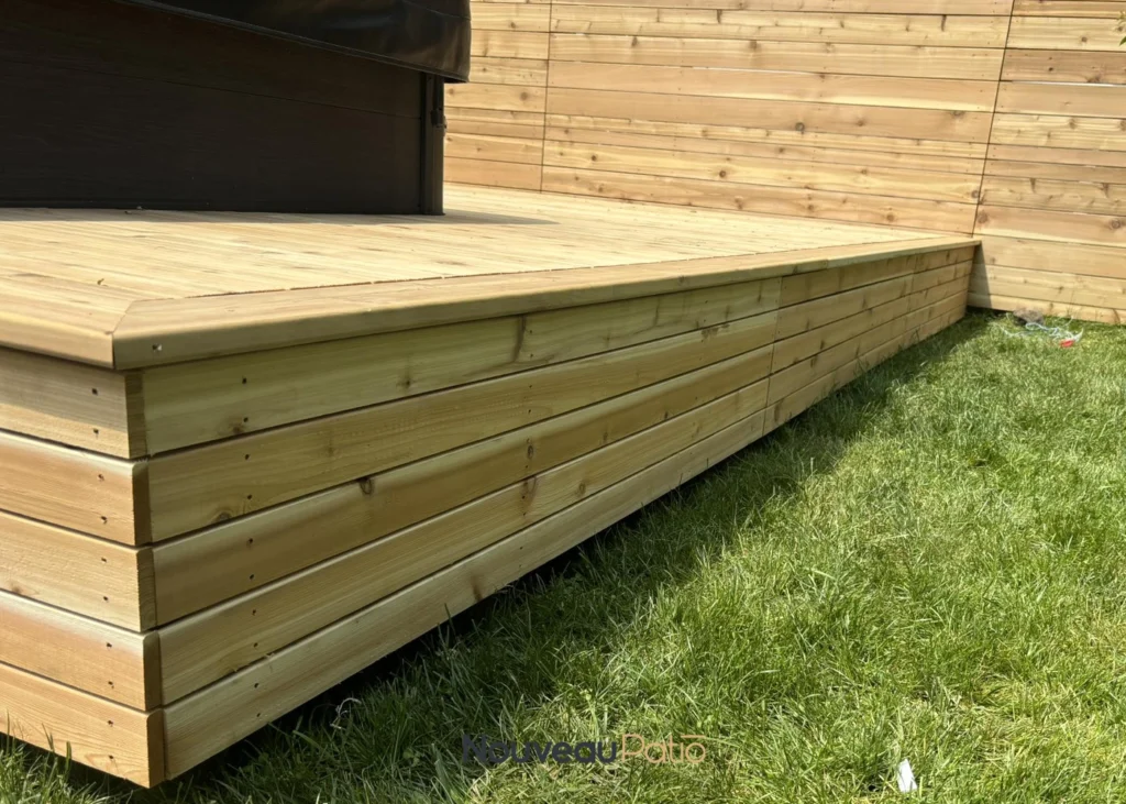 construction-patio-bois-montreal-cedre-rouge-sur-pieux-3